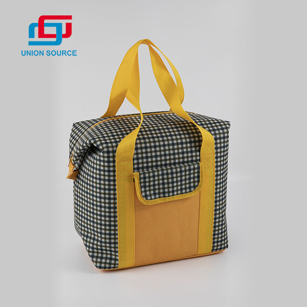 Features and considerations related to cooling bags